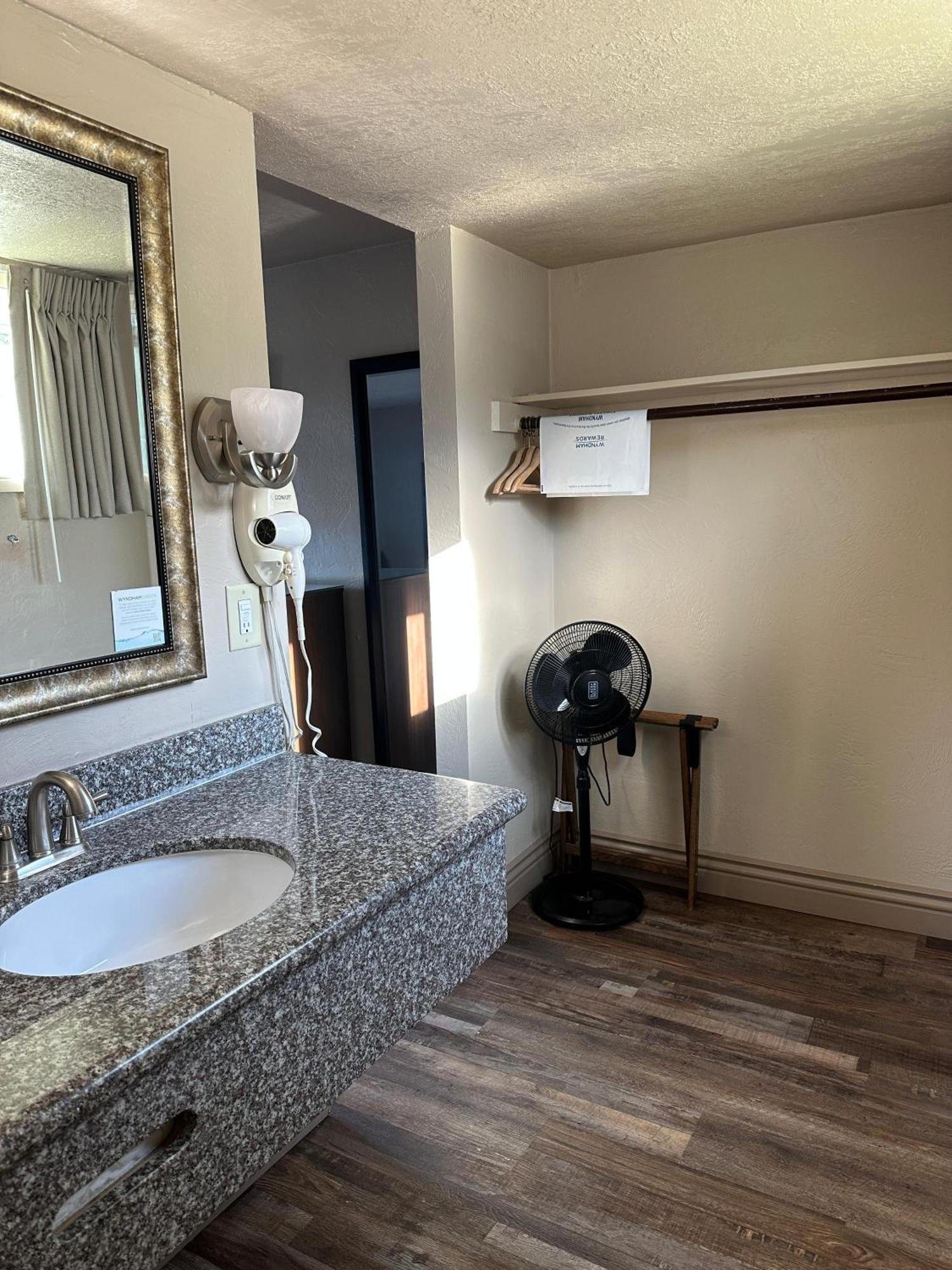 Travelodge By Wyndham Florence Esterno foto
